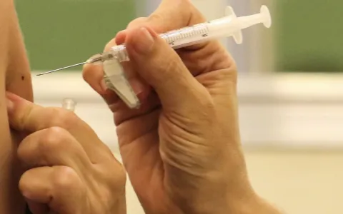 Brasil recebe primeiro lote de vacinas bivalentes 