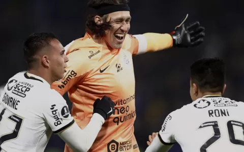 Corinthians supera Boca nos pênaltis e segue vivo 