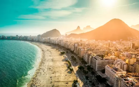 Copacabana completa 130 anos com festa, shows e ev