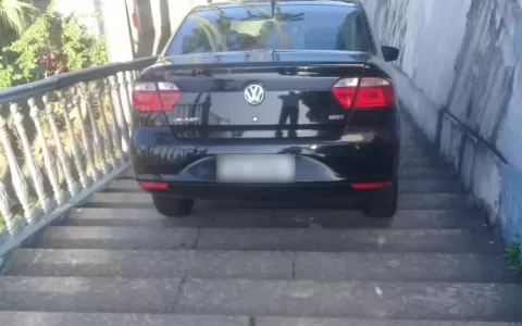 Motorista de aplicativo desce com carro por escada