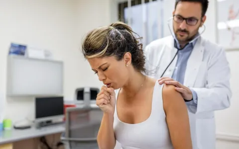 Da sinusite até o refluxo: Quais são as causas da sua tosse?