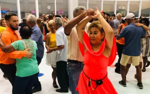 Baile Dançante da Dona Helô volta ao Pátio Alcânta