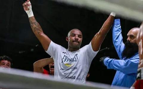 Promessa do boxe profissional brasileiro disputa o