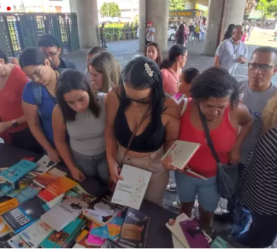 Letraria Cultural distribui 300 livros gratuitamen