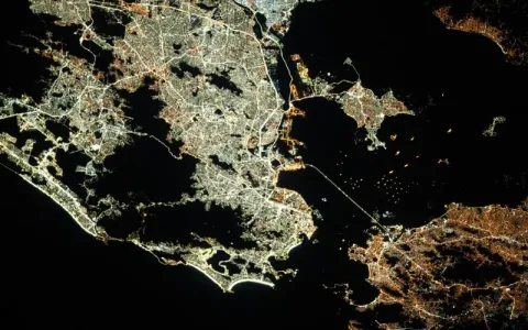 Foto de satélite revela mudança de cor do Rio à no