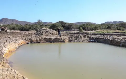 Lagoa que pode comportar 16 milhões de litros dágua está em construção para ajudar no escoamento em bairro de Búzios