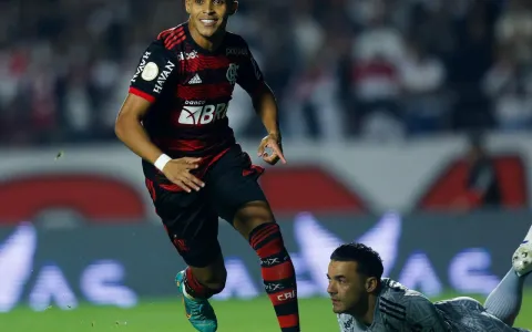 Flamengo bate São Paulo fora de casa e dorme no 3º