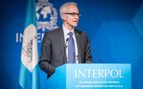Secretário-geral da Interpol revela como a organiz