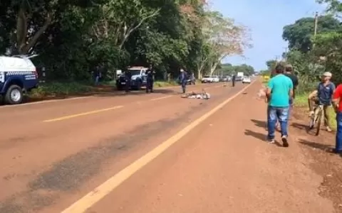 Ciclista morre atropelado por carro ao tentar atre