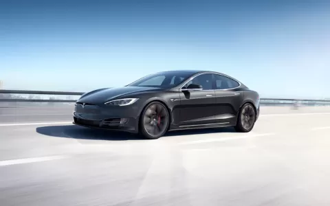 Carro da Tesla é o primeiro elétrico vendido com c